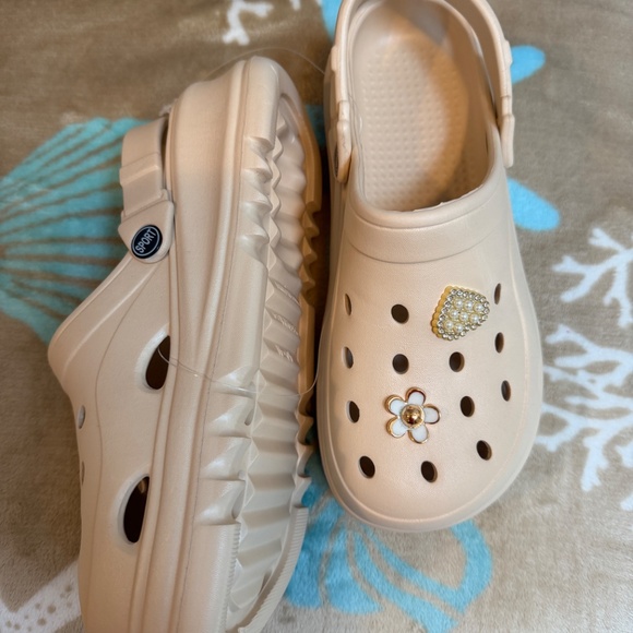 Khaki Casual Clogs with decorative charms/Jibbitz~Size 8-8.5 or 40-41~NEW - Picture 7 of 16